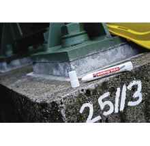 Edding 950 Industry Painter marker voor industriële toepassingen op betonondergrond met handgeschreven markering