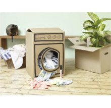 Een wasmachine geknutseld uit een kartonnen doos op een houten vloer met kleding en een Edding stift ernaast.