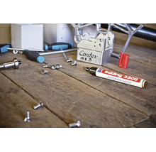 Edding 3300 permanente marker op een werkbank met metalen onderdelen en schroeven.