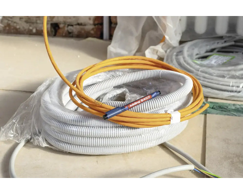 Een gele elektriciteitskabel ligt op een rol flexibele buis samen met een Edding 8407 speciale stift voor kabelmarkering.