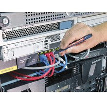 Een hand gebruikt een Edding 8407 kabelmarker om een netwerkkabel in een serverkast te labelen.