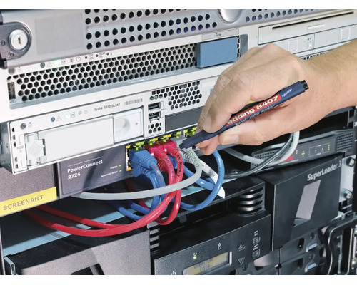 Een hand gebruikt een Edding 8407 kabelmarker om een netwerkkabel in een serverkast te labelen.