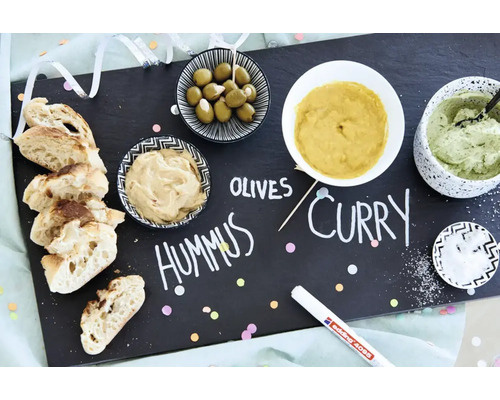 Zwart krijtbord van leisteen met krijttekst, geserveerd met brood, olijven, hummus en curry, inclusief een Edding marker voor beschrijving.