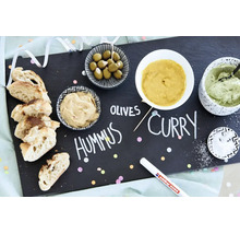 Zwart krijtbord van leisteen met krijttekst, geserveerd met brood, olijven, hummus en curry, inclusief een Edding marker voor beschrijving.