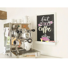 Roestvrijstalen espressomachine naast een wandbord met de tekst But First Coffee en een Edling krijtstift.