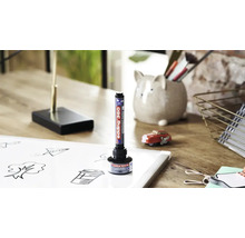 edding whiteboard marker navulinkt voor whiteboardstiften op een bureau
