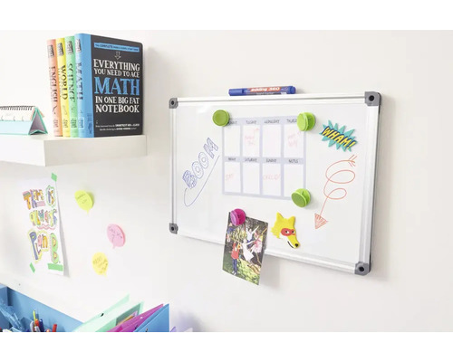 Wit whiteboard met aluminium frame, voorzien van een weekplanner, gemonteerd aan een muur naast een boekenplank met leerboeken.