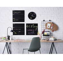 Modern thuiskantoor met wandborden, prikbord, wandklok en een bureau voor een witte bakstenen muur.