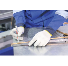 Vakman met werkhandschoenen markeert een koperen buis met een industriestift langs een metalen liniaal op een werktafel.
