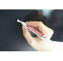 Een hand houdt een witte Edding 8046 industriële stift vast voor het markeren op een donker oppervlak.