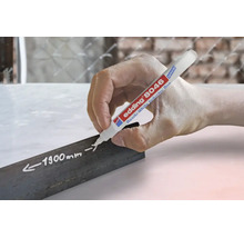 Een hand gebruikt een Edding 8046 industriële marker om een markering aan te brengen op een metalen profiel.