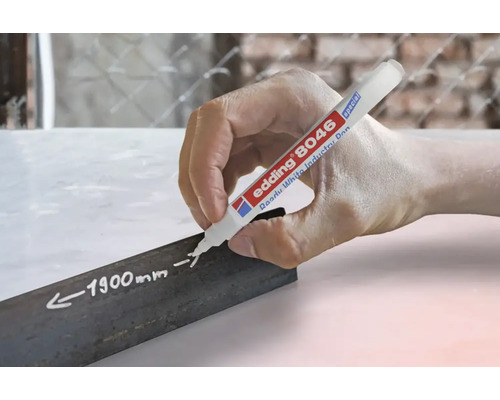 Een hand gebruikt een Edding 8046 industriële marker om een markering aan te brengen op een metalen profiel.