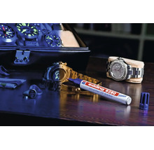 Edding 8280 Securitas UV-marker op een houten tafel met horloges en sieraden