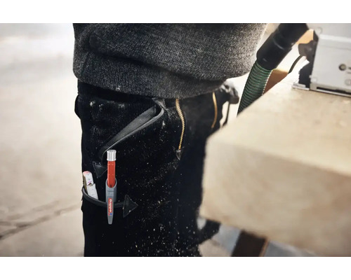 Een Edding diepgatmarker in een werkbroek tijdens houtbewerking in de werkplaats.