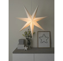 Verlichte papieren ster als hanglamp gedecoreerd op een dressoir met vaas en decoratieve objecten.