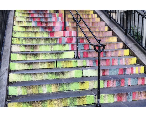 Trap met kleurrijke treden en leuning.