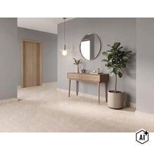 Moderne hal met beige tegels in steenlook, een houten console, een ronde wandspiegel, een hanglamp en een kamerplant. (Image AI modified or generated)
