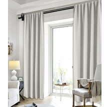 Lichte gordijnen aan een zwarte gordijnroede in een moderne woonkamer met kamerhoog raam en een gezellige inrichting.