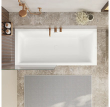 Bovenaanzicht van een rechthoekig bad in een moderne badkamer met marmerlook tegels, gouden kranen en een glazen douchewand.