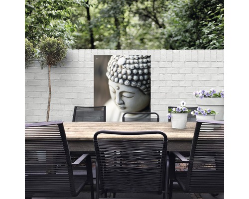 Tuin met tuintafel, tuinstoelen en tuindecoratie met boeddhamotief