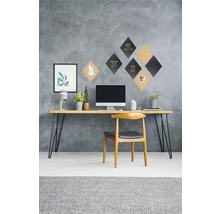 Werkkamer met bureau, stoel, prikborden en decoratie