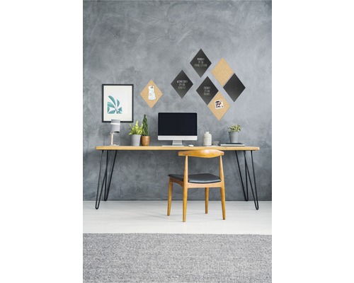 Werkkamer met bureau, stoel, prikborden en decoratie