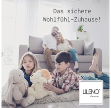 Familie ontspant op een tapijt in de woonkamer, Lileno Home Logo