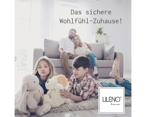 Familie ontspant op een tapijt in de woonkamer, Lileno Home Logo