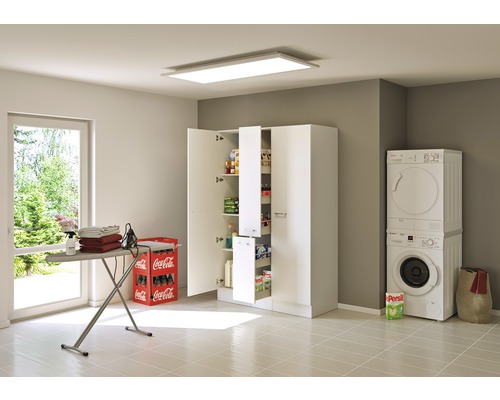 Lichte wasruimte met wasmachine, droger, strijkplank en hoge kast met planken