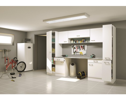 Werkplaats met werkbank, gereedschapswand, hoge kasten en fiets