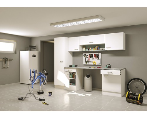 Werkplaats met werkbank, kasten, gereedschap en fietsreparatiestandaard