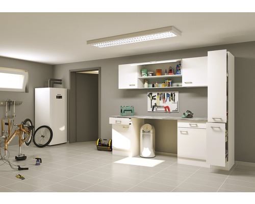 Werkplaats met werkbank, gereedschap en verwarming