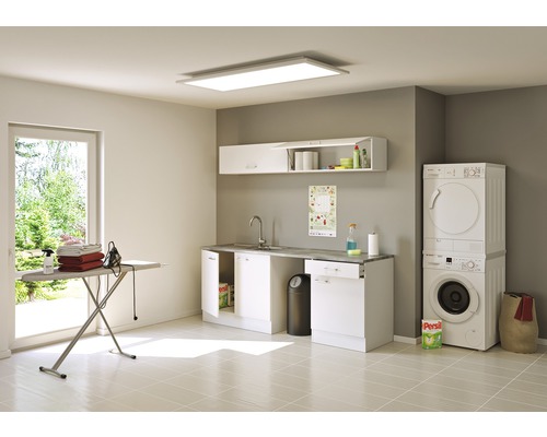 Lichte wasruimte met wasmachine, droger, strijkplank en wastafel