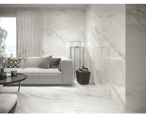 Lichte woonkamer met vloer- en wandtegels in marmerlook, bank en decoratie