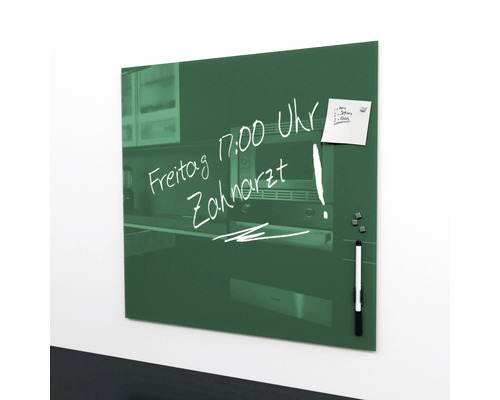 Groen glazen magnetisch bord met notities, pen en magneten