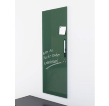 Groen glazen bord met notitie, stift en de tekst ''Gelieve de keuken schoon achter te laten!''