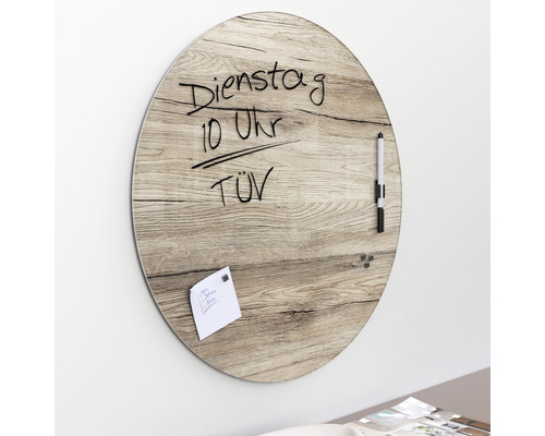 Rond magneetbord met houtlook, beschreven met stift en notitie