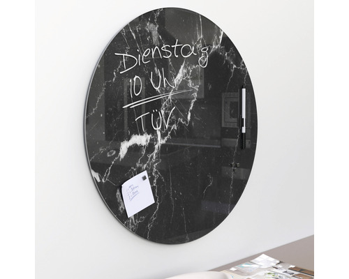 Rond glazen magneetbord met marmerlook, beschreven met stift
