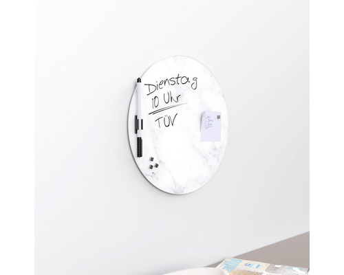 Rond magneetbord met marmerlook, stift, magneten en notitieblok aan de wand
