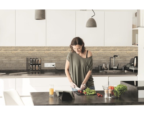 Moderne keuken met houten panelen en vrouw die eten bereidt