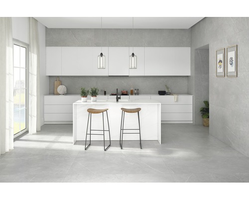 Lichte keuken met kookeiland, stoelen en tegels