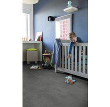 Kinderkamer met bed, speelgoed en grijze vloerbedekking.