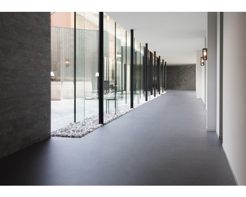 Lange gang met glazen wand naar binnenplaats en vloerbedekking