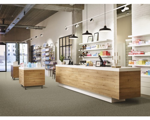 Interieur van een lichte apotheek met toonbank, schappen en producten