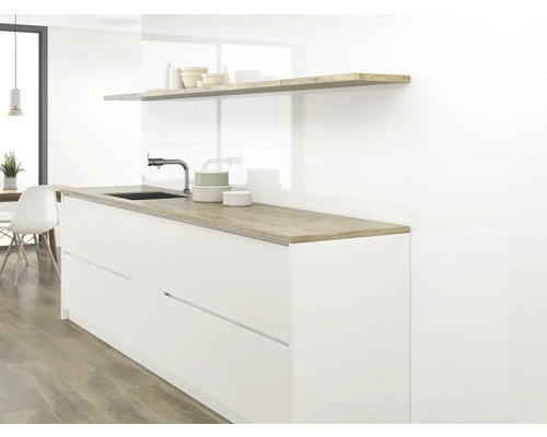 Moderne keuken met witte kasten, houten aanrechtblad en plank