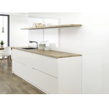 Lichte keuken met witte meubels en houten werkblad