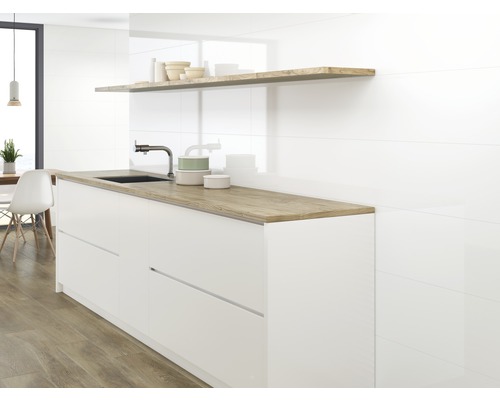 Lichte keuken met witte meubels en houten werkblad
