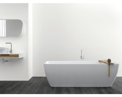 Badkamer met vrijstaand bad, wastafel en spiegel