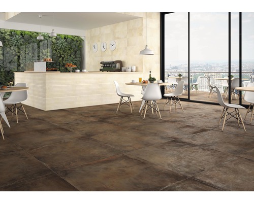 Interieurweergave met bruine vloertegels, tafels en stoelen in een café.