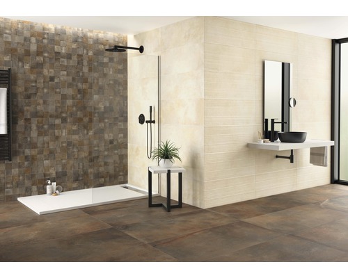 Badkamer met douche, wastafel en vloertegels